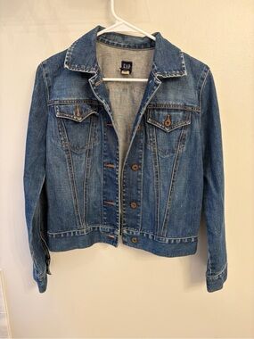 GAP Medium Wash Blue Denim Jacket woman's size small classic Jean jacket buttons
